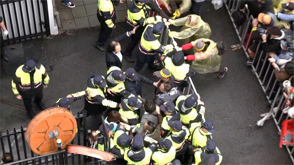 場外青鳥群情激憤欲闖立院！　高喊「停止開會、退回惡法」