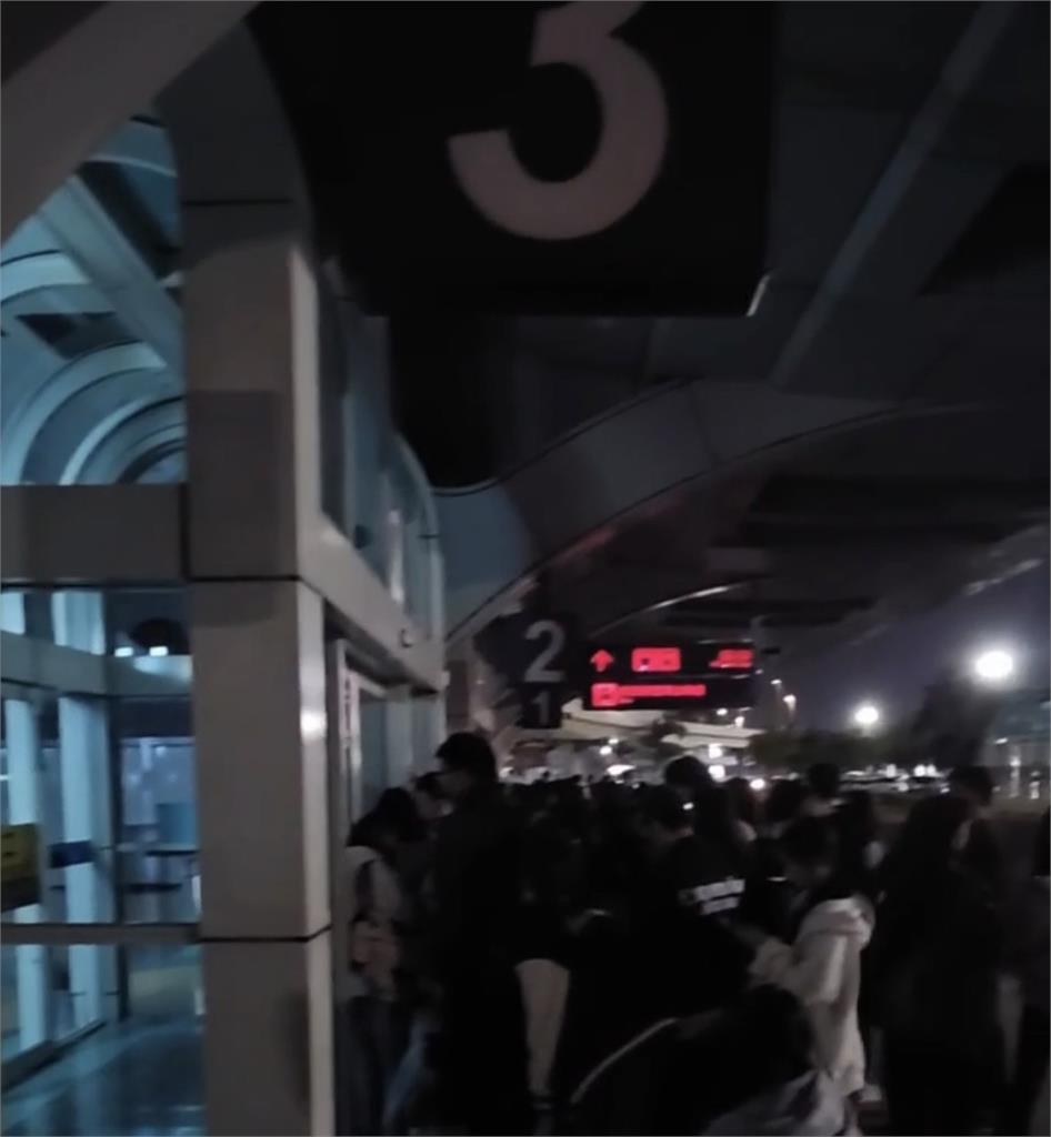 AAA湧3000粉絲爆高雄「接機亂象」！竟用「1奇招」戰術性卡位…網喊太扯