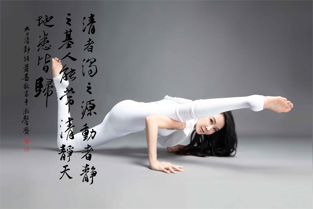 蕭薔「倒立一字馬」猛料失速衝出!大片裸肌被看光…本人開口了 55歲蕭薔「倒立一字馬」猛料失速衝出!大片裸肌全網瘋看…本人曝真心:不在意
