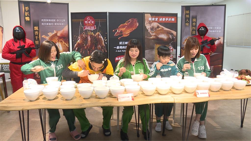 挑戰民視<魷魚遊戲>! 綠營立委、議員挑戰大胃王猛吃麵線