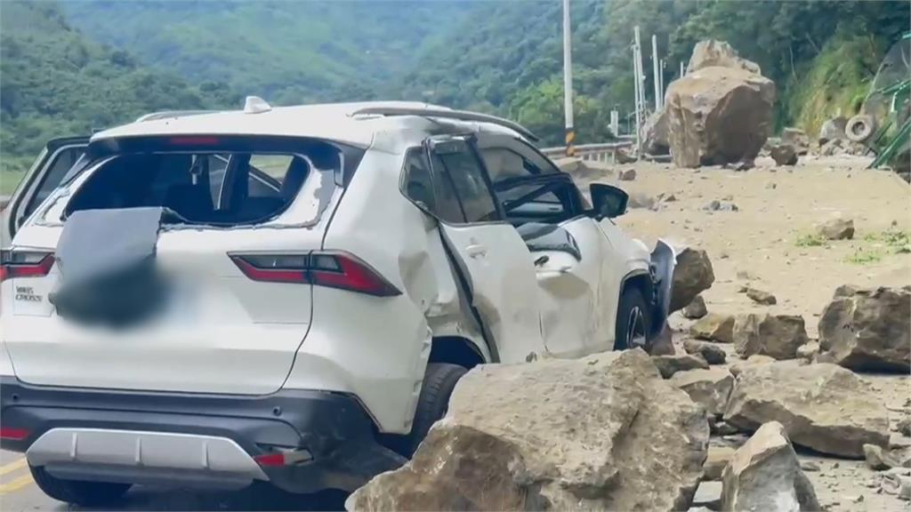 「和車一樣大」巨石崩落毀3車! 苗62線雙向受阻1人傷