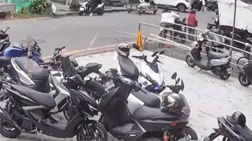 離譜!修車催油門試車「翹孤輪」 下秒撞上婦人畫面曝光
