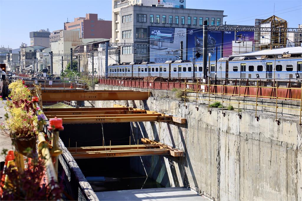 出席立院考察臺南鐵路地下化工程 黃偉哲:115年通車目標