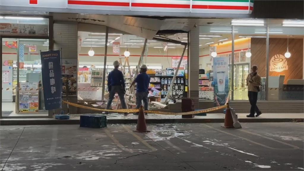 高齡駕駛！台南車輛失控衝安全島　嘉義駕駛誤踩油門衝進超商撞歪貨架