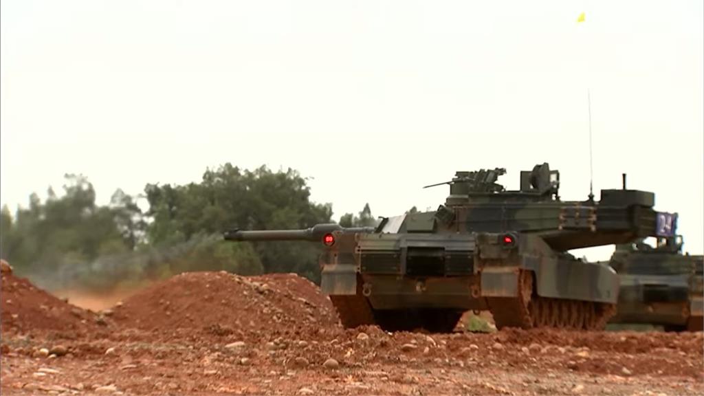 快新聞/M1A2T戰車實彈操演曝光!國軍新式武器「槍聲砲響」震撼全場