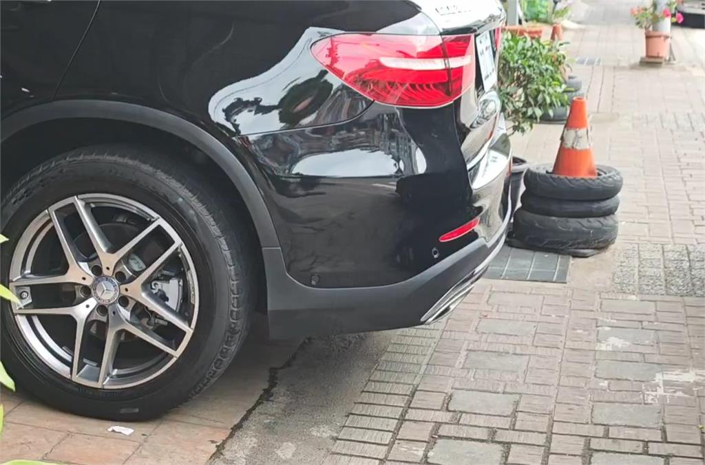 桃園民眾控「車停家門口被開單」　員警嗆：沒錢買停車位就不要停