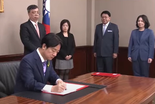 賴總統宣誓就職！首份公文以台南師傅「肖楠木鋼筆」簽署