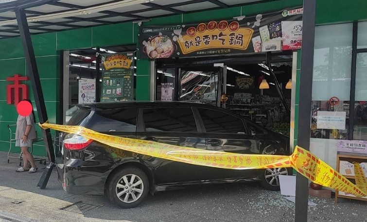 開車前往彰化花壇超市購物出意外　女子油門誤當煞車踩、撞破玻璃門