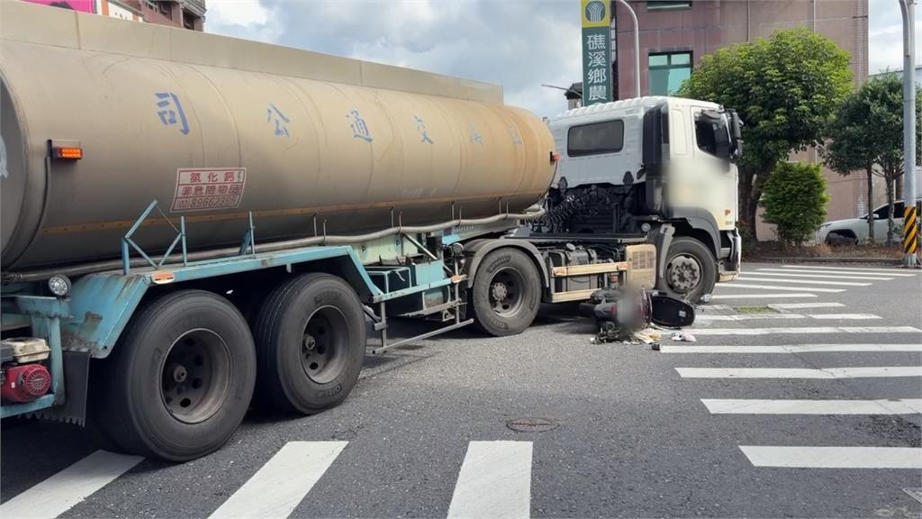 生死一瞬間！礁溪聯結車擦撞機車　就在大輪邊！騎士險被捲入車底