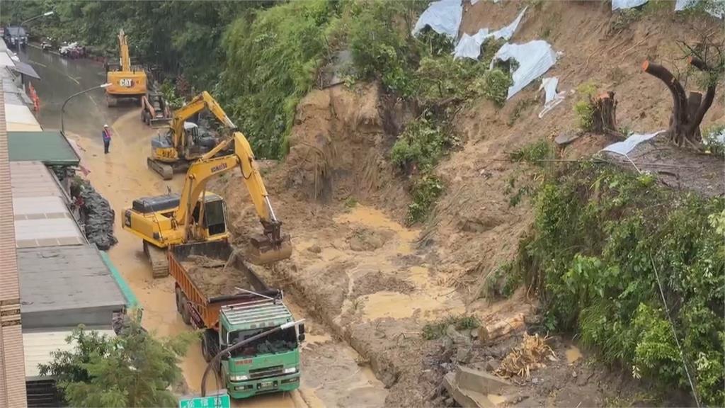 不敵雨勢！　高雄小港擋土牆4天3度塌陷　里長目擊嚇壞