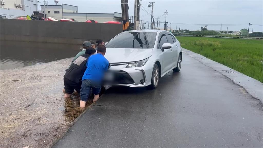 暖心! 彰化駕駛誤把滿水農田當道路受困 5移工熱心搬車