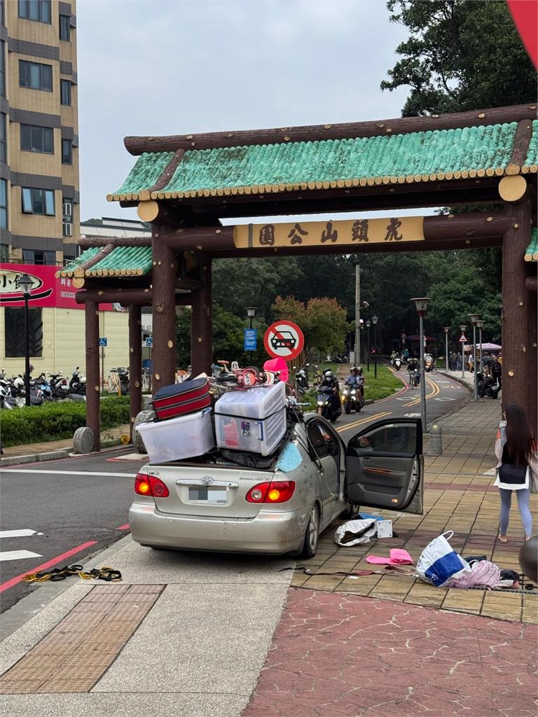 桃園赫見「阿北的移動城堡」　汽車疊疊樂綁腳踏車、塞家具