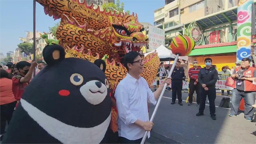 高雄年貨大街開跑　陳其邁親自發送開運小紅包