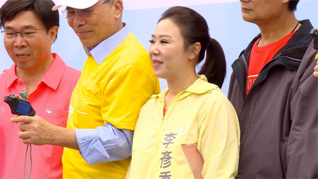高嘉瑜秀歌喉搶選票 李彥秀酸:他唱歌我做事
