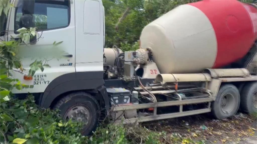 粗心司機沒拉好手煞車 混凝土車「自駕」跑整路