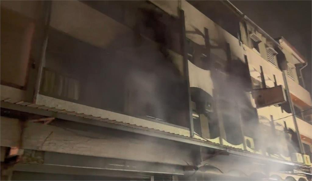 台南空地火警變大爆炸！　「蕈狀雲」竄天疑鎂土遇水釀禍
