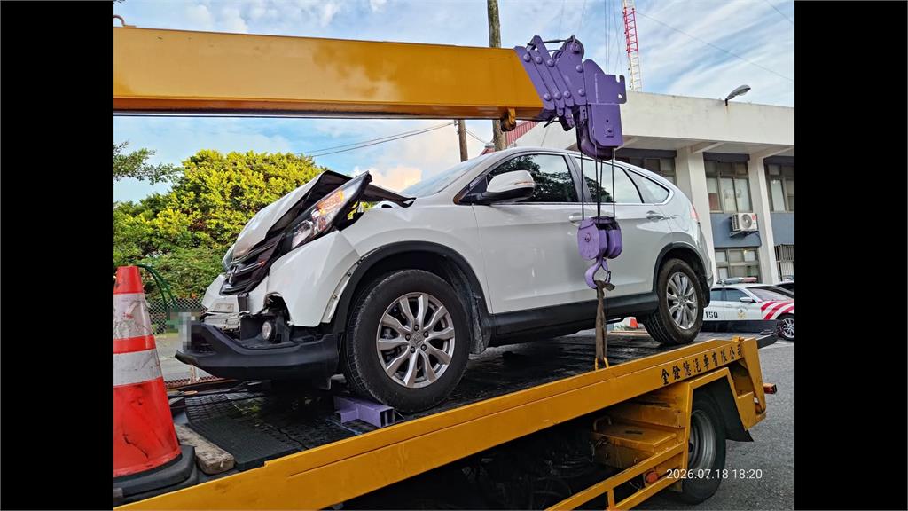 怪！小客貨車追撞計程車　2男下車竟翻護欄落跑