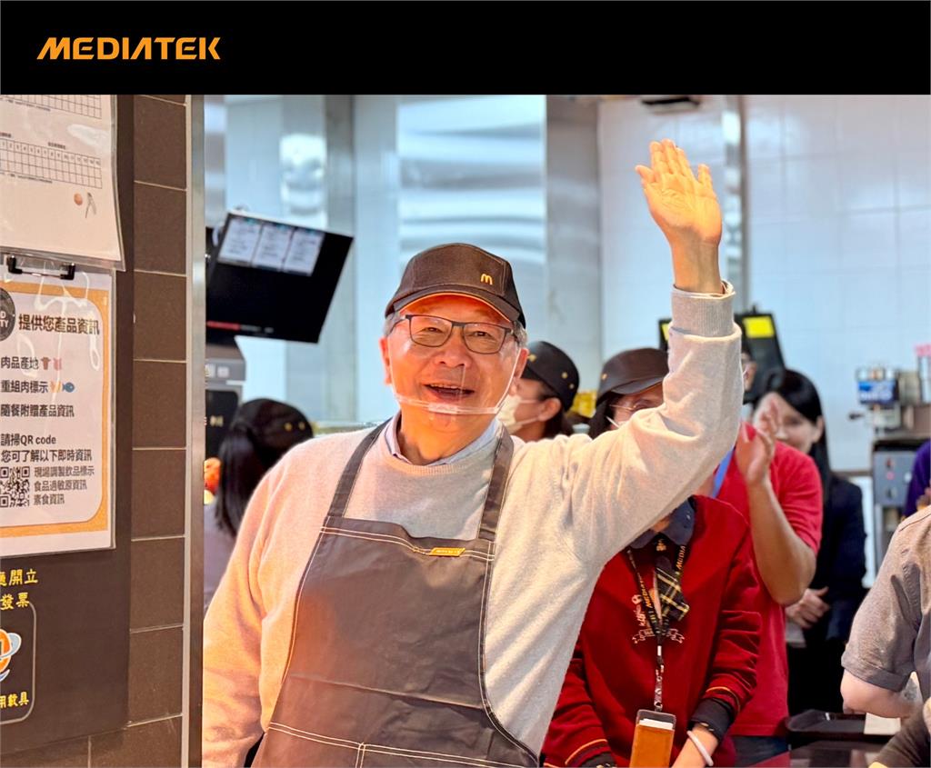 科技巨頭萌反轉變成「最貴店員」!他狂鏟薯條網驚呆「這包含金量超高」…