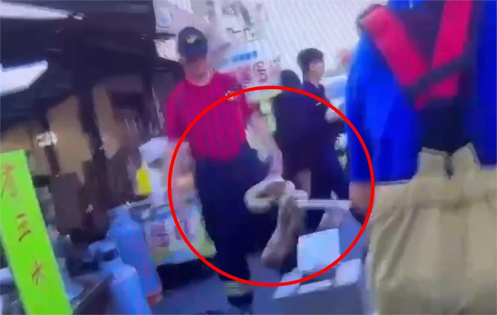男逛街突遭「1公尺巨蟒」勒頸⋯後腦重摔爆血!專家:恐是「這動作」成攻擊主因
