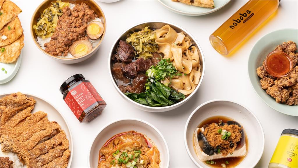 黃仁勳攜女兒現身「GTC夜市」！獨寵「台灣味小吃」大嗑涼麵、紅油抄手