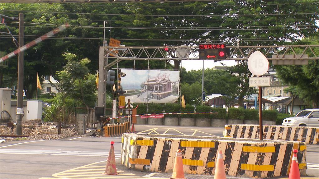 驚險瞬間!貨車卡平交道 熱心駕駛跳車抬柵欄解危
