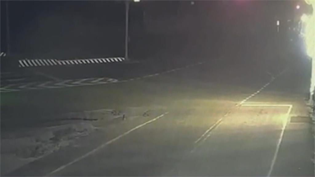 砂石車閃避機車翻覆起火 車頭秒變大火球 駕駛及時逃生