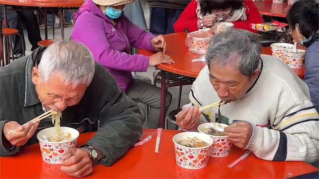 屏東廟宇睽違兩年復辦 走春吃平安飯湯暖心又暖胃