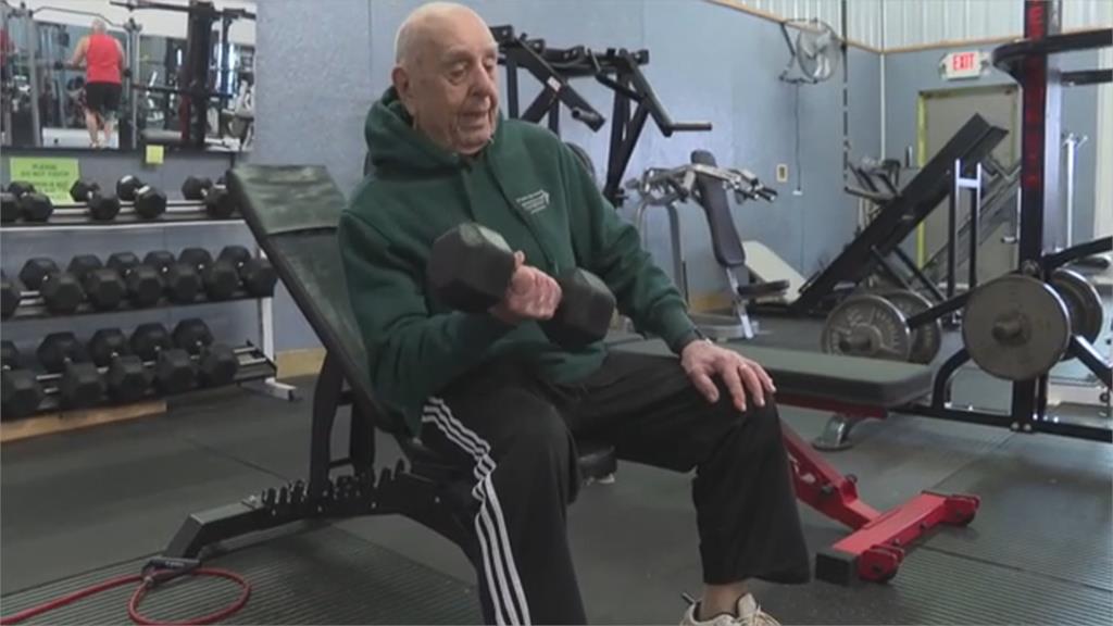 連續20多年健身房報到　美國94歲超「猛」阿公重訓原因超暖心
