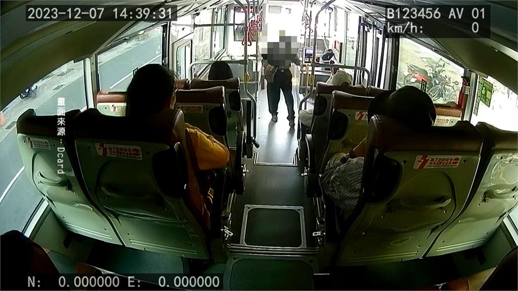 老翁搭公車詢問路線 遭司機沿路飆罵乘客傻眼