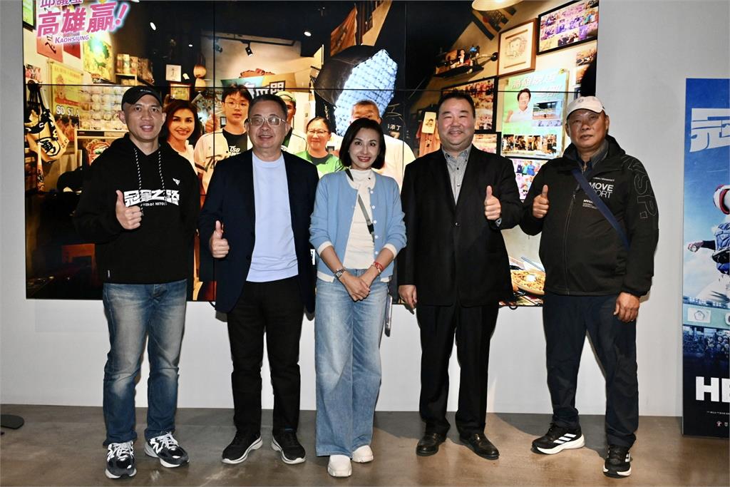 快新聞/行動挺體育!邱議瑩包場《冠軍之路》 邀導演、退役球員見證熱血