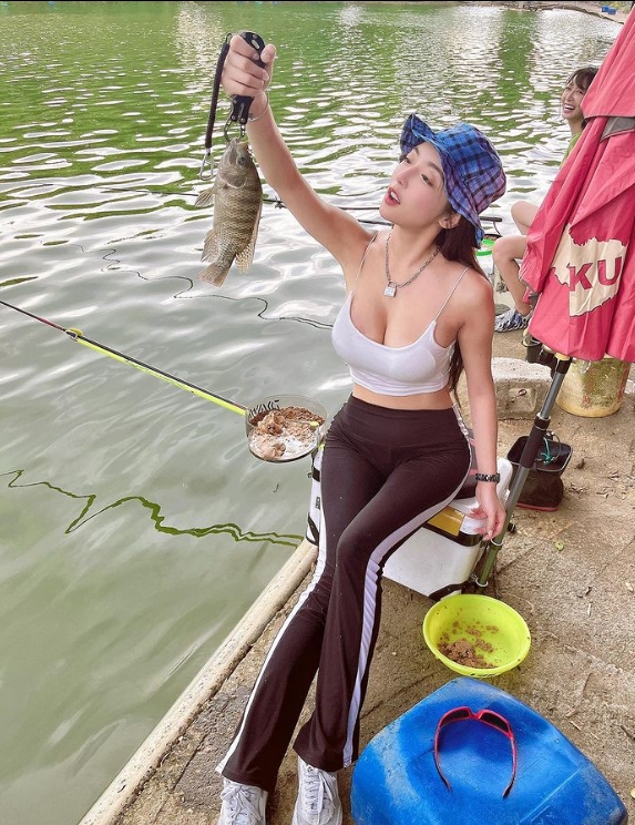 女星釣魚穿太辣!網流鼻血狂讚「視角太美好」:這是美人魚