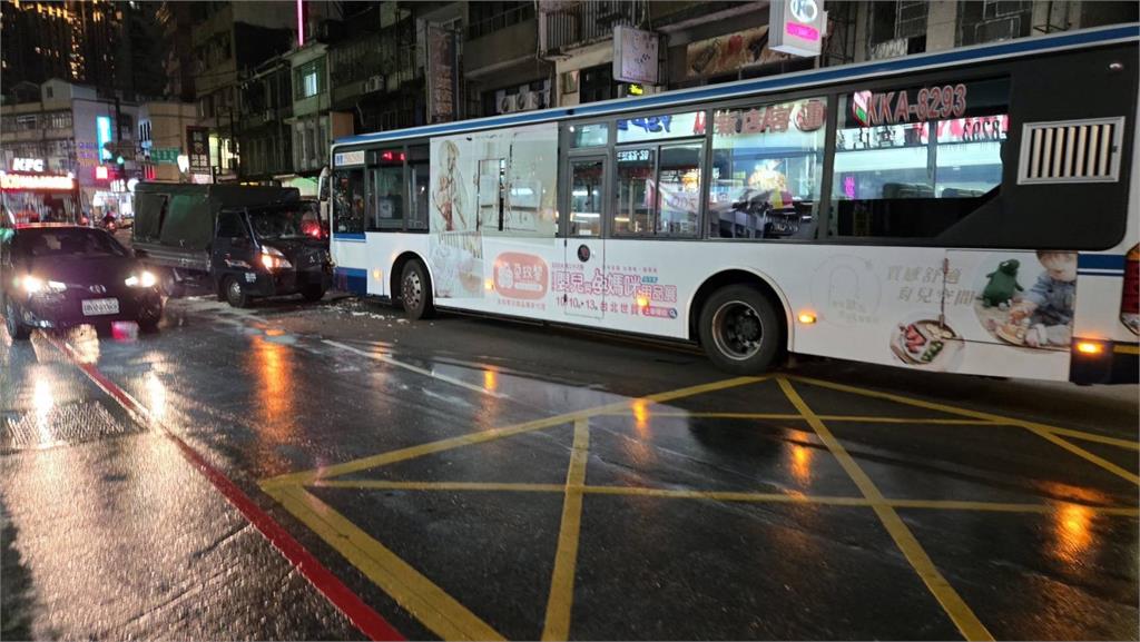 新店公車為閃車急打方向盤　跨越車道撞對向貨車