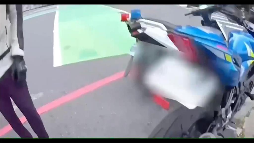 車牌翹起遭警攔下！　騎士辯可辨識拒簽紅單
