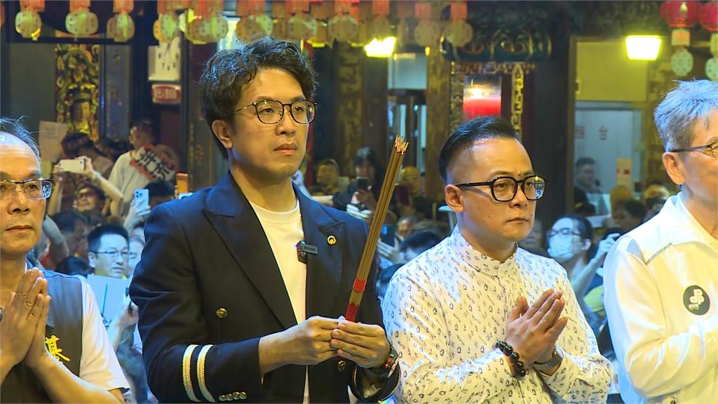 洋流號衝基隆！與沈伯洋合體車掃　童子瑋：40年未看過這麼多人上街