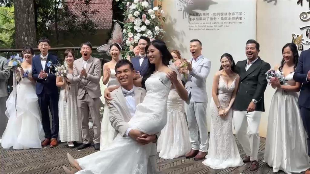 浪漫雲端婚禮! 阿里山神木見證 15對新人完婚