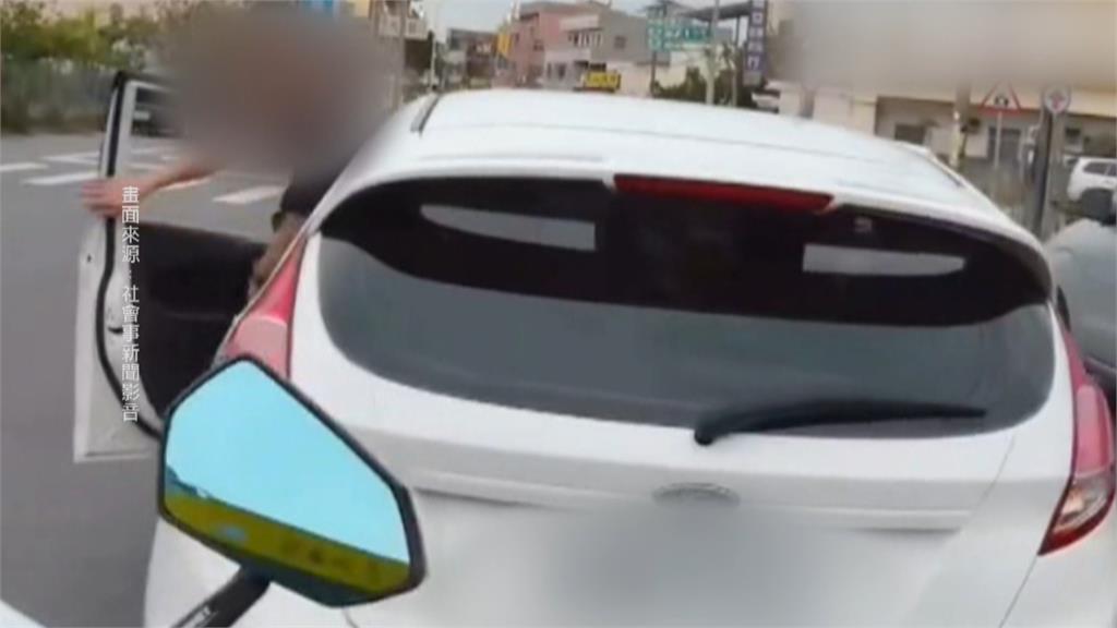 不滿轎車開太慢騎士按喇叭！　「下路口又遇到」大馬路口角