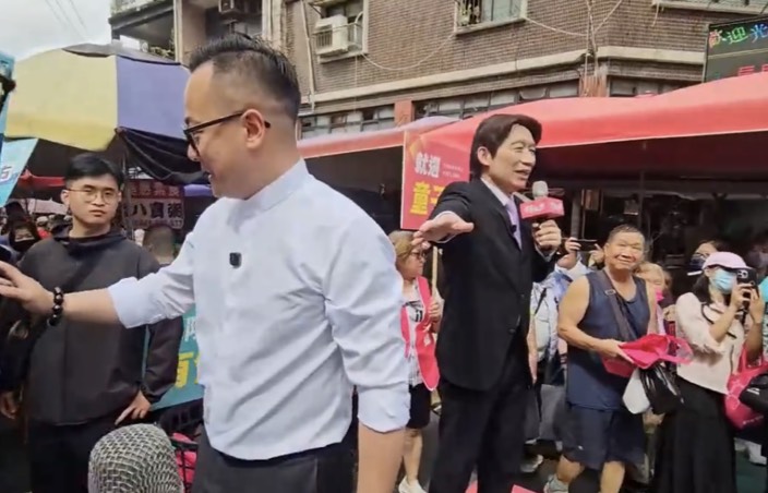 郭子乾扮賴清德「陪童子瑋掃街」強碰民眾黨！對柯黃「秒噴1句」路人笑歪 