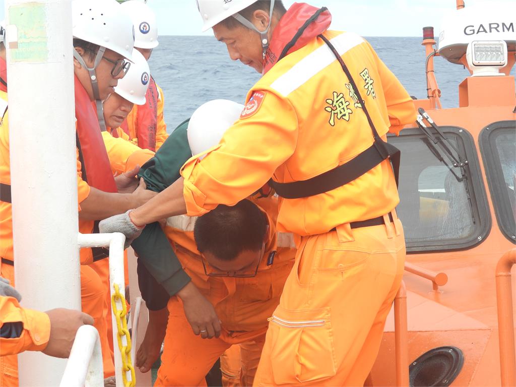 快新聞/船長在2000公里外中風 海空聯手馳援救回一命