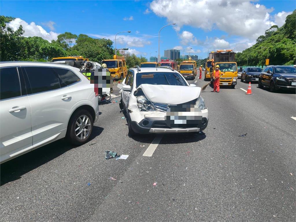快新聞／國三汐止5車連環撞！　遊覽車追撞4車釀7傷送醫