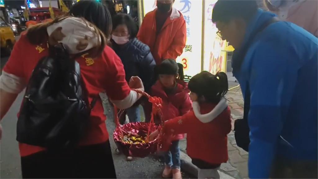 結不了緣結了怨？　婦被目擊兜售平安糖！廟方說話了