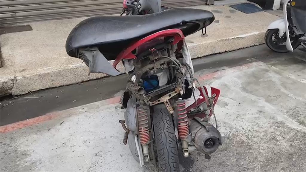 擦撞前車失控 轎車衝路邊毀13車 國中生命危