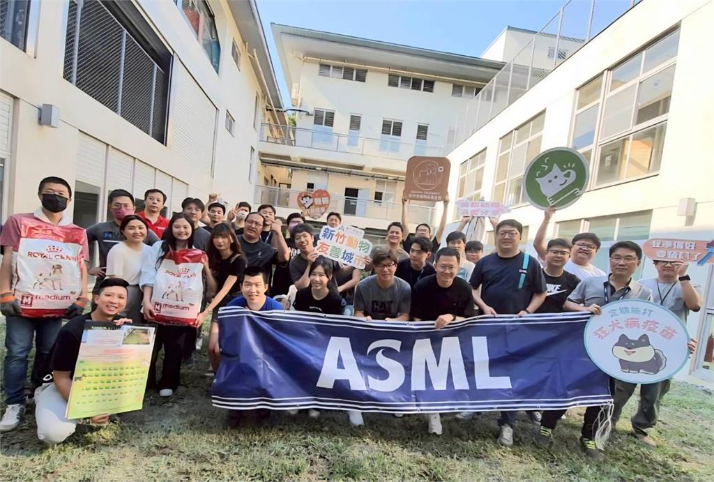 快新聞/工程師放下晶片拿鐵鏟! ASML攜手新竹市打造浪浪快樂草皮樂園