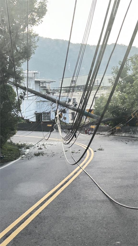 快新聞/上班注意!新北三峽白雞路「貨櫃車扯倒電杆」 1女受傷送醫