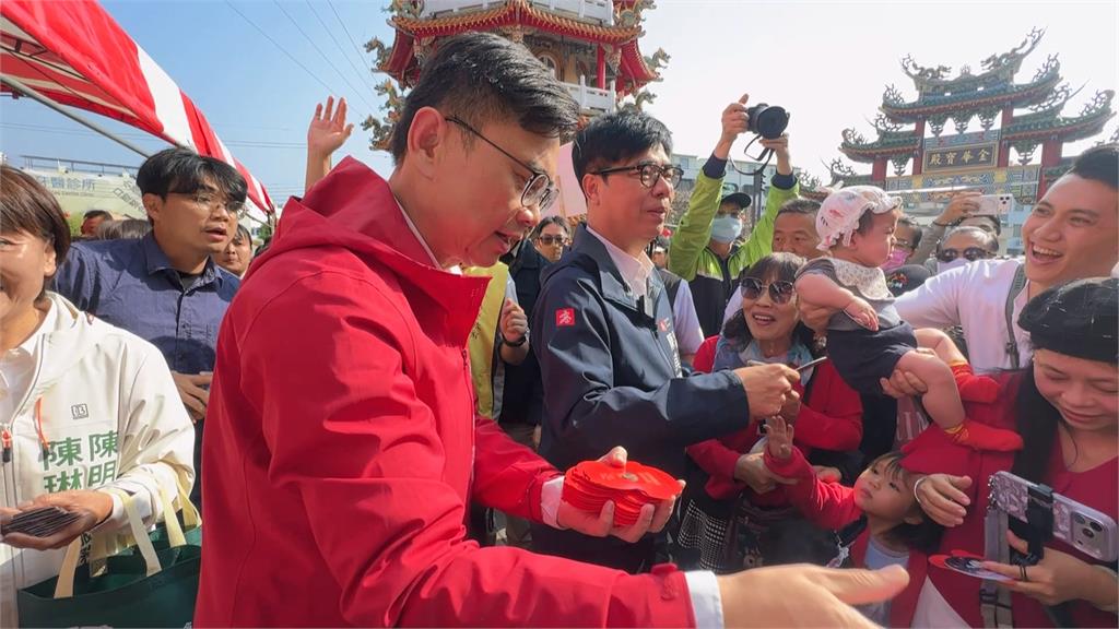 大年初一賴瑞隆緊跟行程發小紅包　陳其邁「這眼神」：明年領新市長的