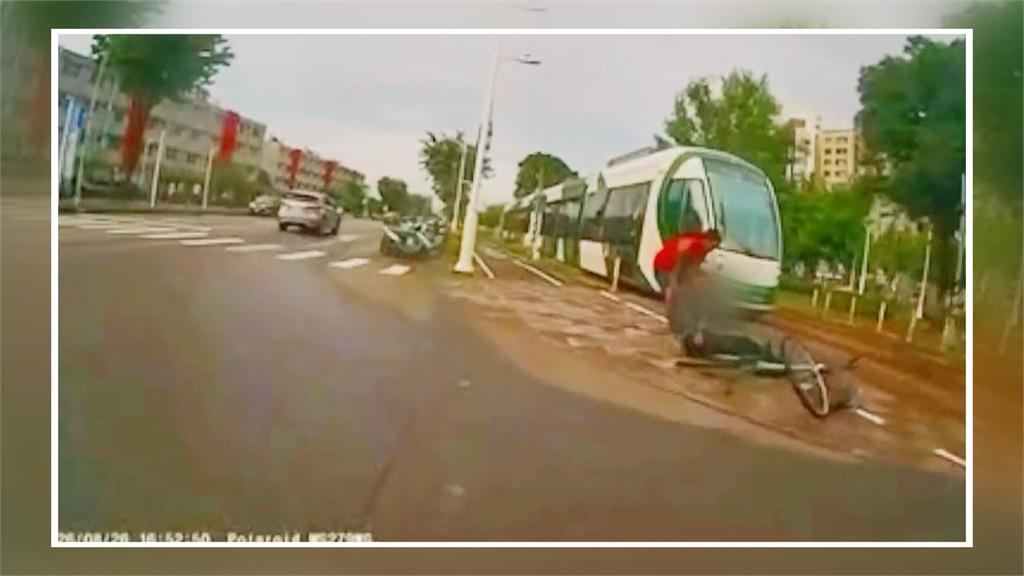 輕軌旁腳踏車騎士倒地抽蓄！　民眾、輕軌人員緊急協助救人