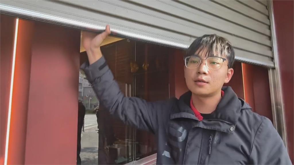 鐵捲門開關當成乾洗手"一按"　　另一名顧客險遭門夾