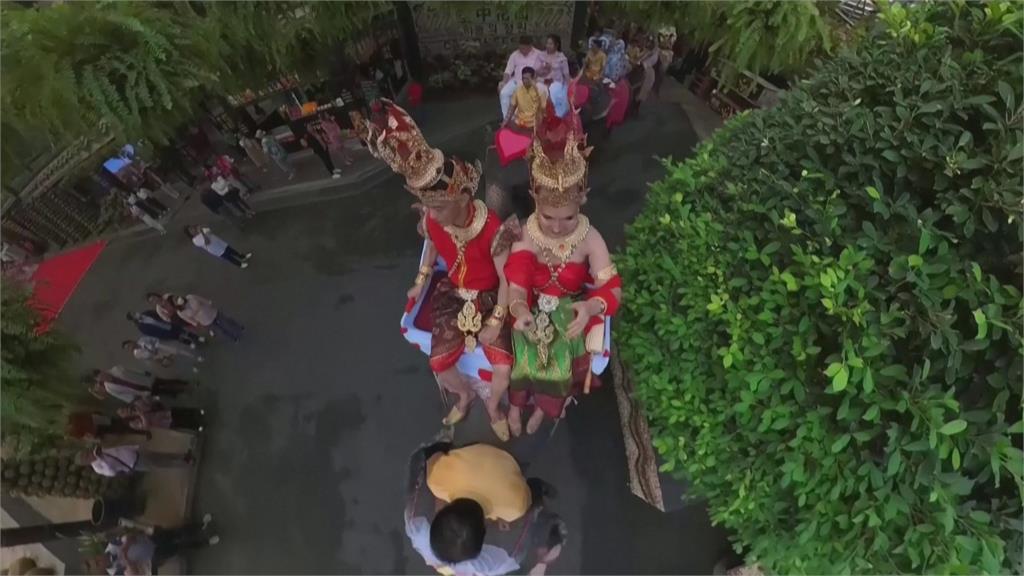 情人節樂園裡騎大象遊行　泰國9對新人辦集體婚禮