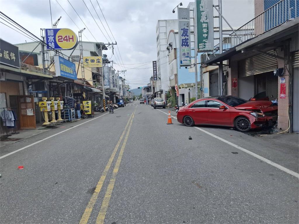 快新聞/討債談判破裂!花蓮賓士車主「失控衝撞民宅」5傷 車頭嚴重受損