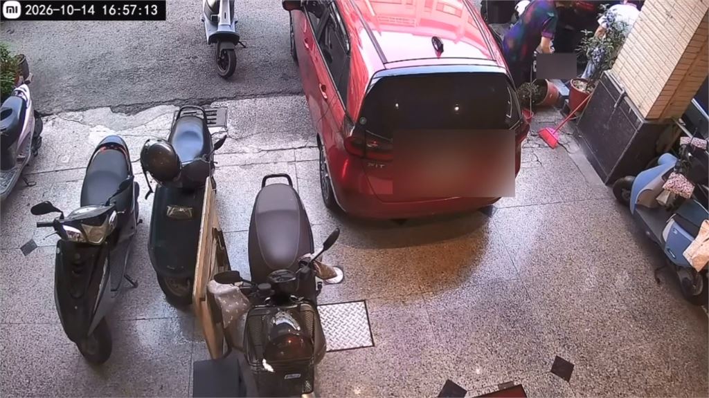 停車摩擦惹糾紛！嬤控花盆被撞倒　孫氣不過揪友砸鄰居車