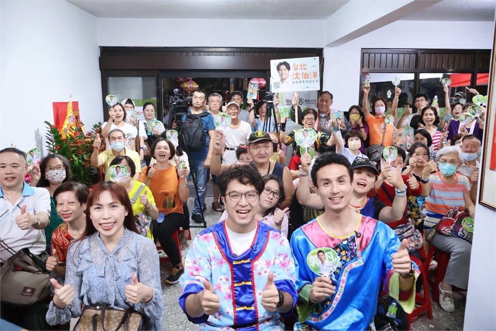 快新聞／嗨翻信義區！沈伯洋、吳沛憶合體「超強新人」賣力搗麻糬　喊話：展現城市韌性
